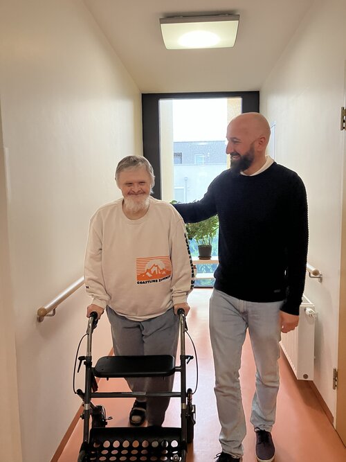 Der neue Leiter des Lebenshilfe-Wohnhauses Traun Markus Aichhorn (rechts), mit Bewohner Martin Worbis, bringt viel Erfahrung mit und setzt auf Selbstbestimmung und Kommunikation auf Augenhöhe.