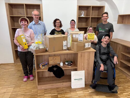 V. l. n. r.: Die Beschäftigten der Lebenshilfe-Werkstätte St. Florian Andrea Ratzenböck, Martin Irndorfer, Michaela Fiegl, Bianca Galijasevic, Lauren Heupler und Daniel  Mittermayr sowie der Mitarbeiter der Lebenshilfe-Werkstätte Martin Eichinger (hinten rechts) freuen sich, dass die Werkstätte ab 16. September als Postpartner tätig ist.