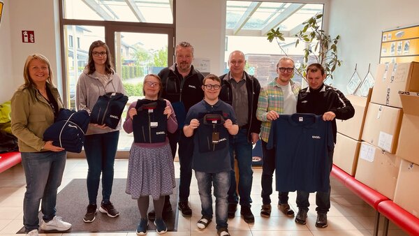Freude über die großzügige Spende Firma Engel unterstützt Lebenshilfe-Werkstätten mit Arbeitskleidung