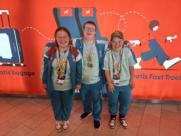 Fünf Medaillen und jede Menge Eindrücke: Special Olympics Schwimmer: innen vom Team „Brücken  Bauen“ glänzten in Malmö