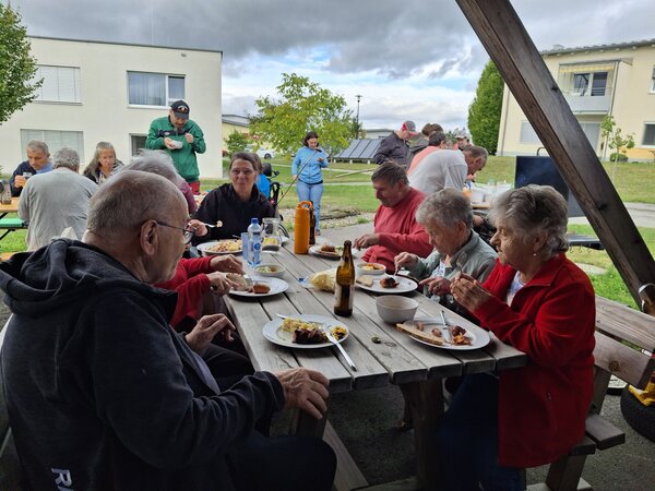Beim gemeinsamen Grillfest des Lebenshilfe-Wohnhauses St. Peter und des Betreubaren Wohnens stand die Gemeinschaft im Mittelpunkt.
