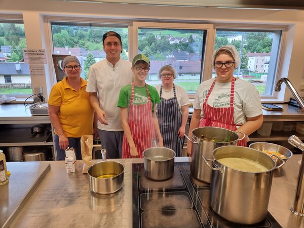 Küchenteam der Lebenshilfe-Werkstätte Weyer Auszeichnung „Gesunde Küche“ für Küchenteam der Lebenshilfe verlängert