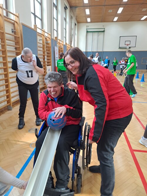 Sportler:innen der Lebenshilfe OÖ wie Markus Mair aus der Werkstätte Ried, hier mit Mitarbeiterin Viktoria Ecklmayr, bereiten sich auf die Teilnahme an den Special Olympics vor.
