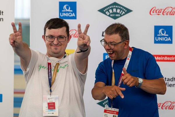 Die Boccia-Sportler der Lebenshilfe-Werkstätte Grein Dalibor Topic (links) und Alois Walter freuten sich über ihre Silbermedaille im Doppel (GEPA pictures / Avni Retkoceri).
