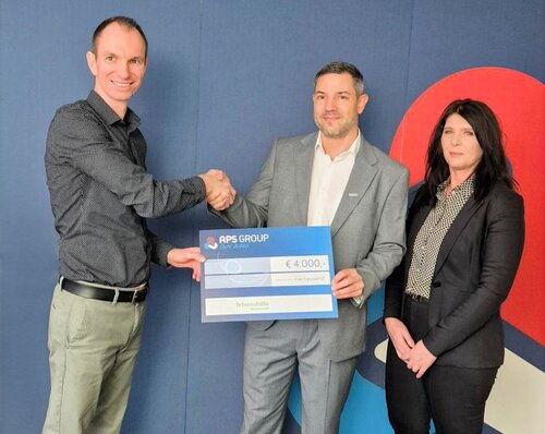 Bei der Spendenübergabe dabei waren DI (FH) Gernot Ast (APS Group), Mag. Frederik Schuster (Lebenshilfe Oberösterreich) und Iris Labacher (APS Group).