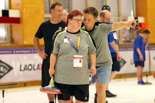 Volle Konzentration bei der Stocksportlerin der Lebenshilfe-Werkstätte Braunau Claudia Maier (links) und Lebenshilfe-Mitarbeiterin und Trainerin Nicola Stachl (Bildhinweis: Special Olympics Österreich / G. Brischnik).