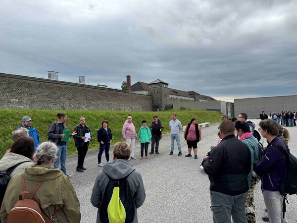 Lebenshilfe OÖ bei einem Rundgang durch die KZ-Gedenkstätte Mauthausen