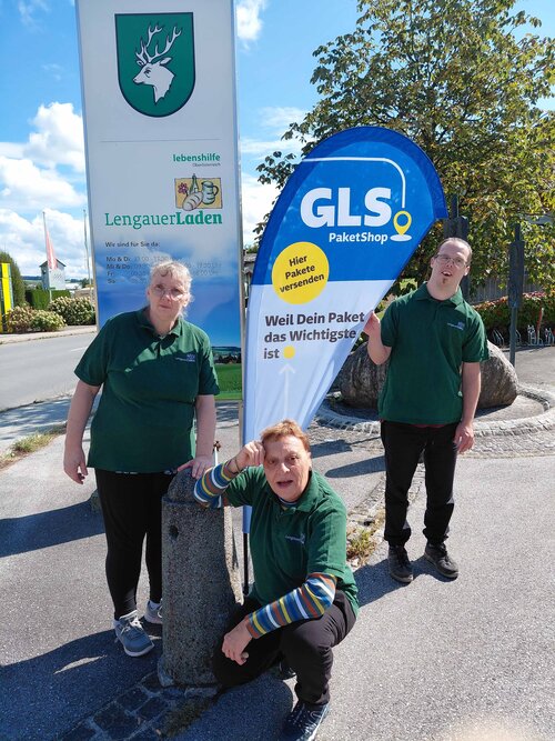 Der Lengauer Laden ist neuer GLS PaketShop-Partner – v. l. n. r.: Helga Kronberger, Alexandra Sporer und Dominik Reitmair freuen sich über die neue Aufgabe.