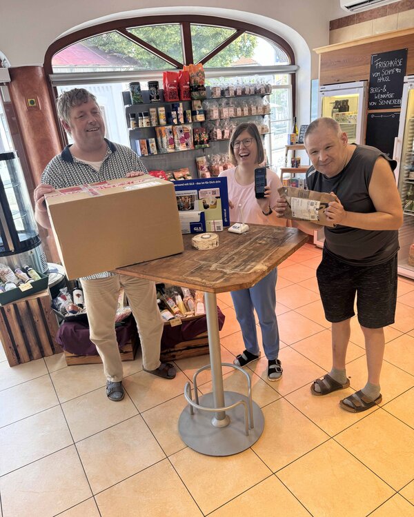 Der Lohnsburger Laden ist neuer GLS PaketShop-Partner – v. l. n. r.: Lukas  Mayringer, Barbara Beham und Günther Samitz freuen sich über die neue Aufgabe.