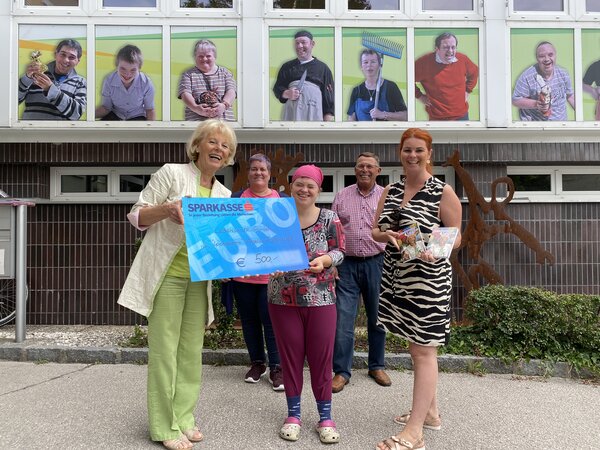 Lachdenker-Autorin Angelika Fürthauer spendet für die Lebenshilfe