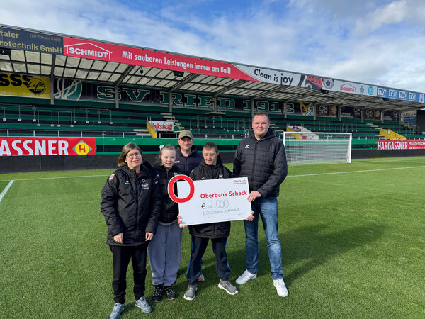 Beschäftigten der Werkstätte Ried und Vertreter SV Ried.