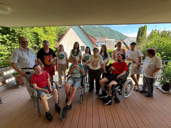 Schüler:innen des BRG/BORG Schloss Traunsee organisierten einen Spendenlauf. Laufen für den guten Zweck: Schüler:innen erlaufen über 2.500 Euro für die Lebenshilfe OÖ in Gmunden