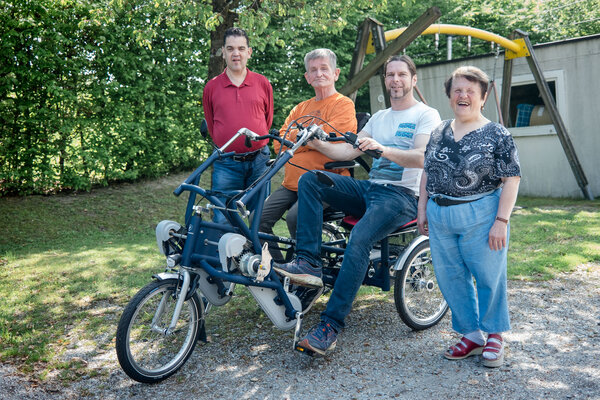 Große Freude in der Werkstätte Eggerding über das neue Tandemrad. Tandemrad für die Werkstätte Eggerding dank großzügiger Spenden