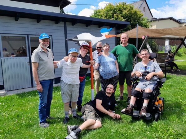 Mit dem Holzstorch der Lebenshilfe-Werkst&auml;tte Freistadt 
die Geburt eines Babys feiern