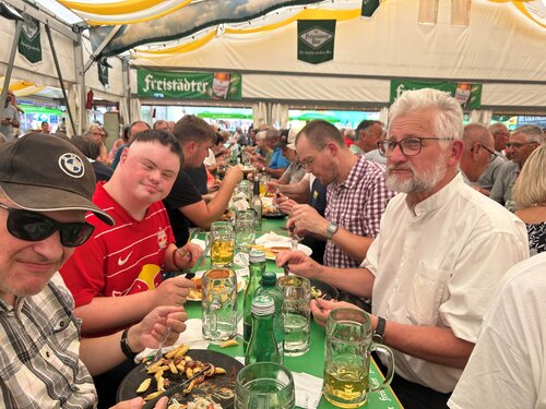 Bewohner:innen des Lebenshilfe-Wohnhauses Freistadt und Beschäftigte der Lebenshilfe-Werkstätte Freistadt genossen gemeinsam mit Mitgliedern der Arbeitsgruppe Freistadt den Tag auf der Mühlviertler Wiesn.