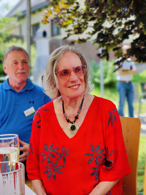 Regina Thalmann legte vor 45 Jahren mit ihrem persönlichen Engagement den Grundstein für die Lebenshilfe-Werkstätte Freistadt – im Hintergrund Wilhelm Hießl, aktueller Arbeitsgruppen-Obmann Freistadt/Unterweißenbach der Lebenshilfe OÖ.