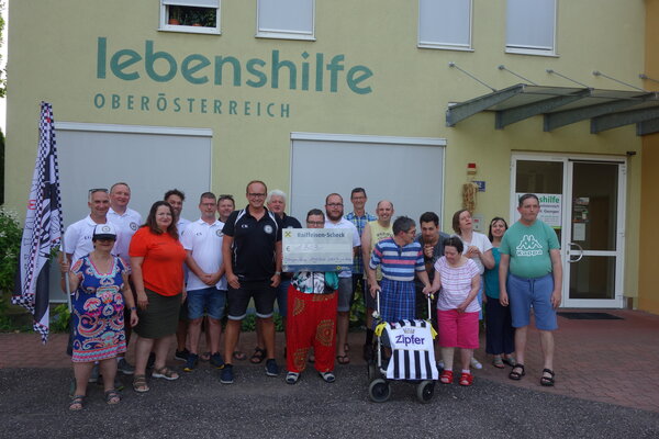 Fanclub unterstützt die Lebenshilfe in St. Georgen an der Gusen Fanclub „LASK´la an der Gusen“ unterstützt die Lebenshilfe in der Region