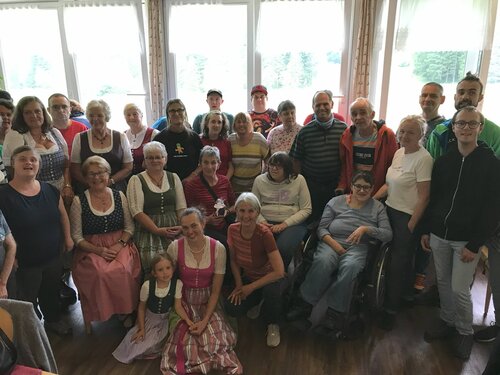 Der gemeinsame Ausflug der Lebenshilfe-Werkstätte Bad Ischl und der Goldhauben- und Kopftuchgruppe Bad Goisern führte dieses Jahr auf die Blaa Alm in Altaussee.