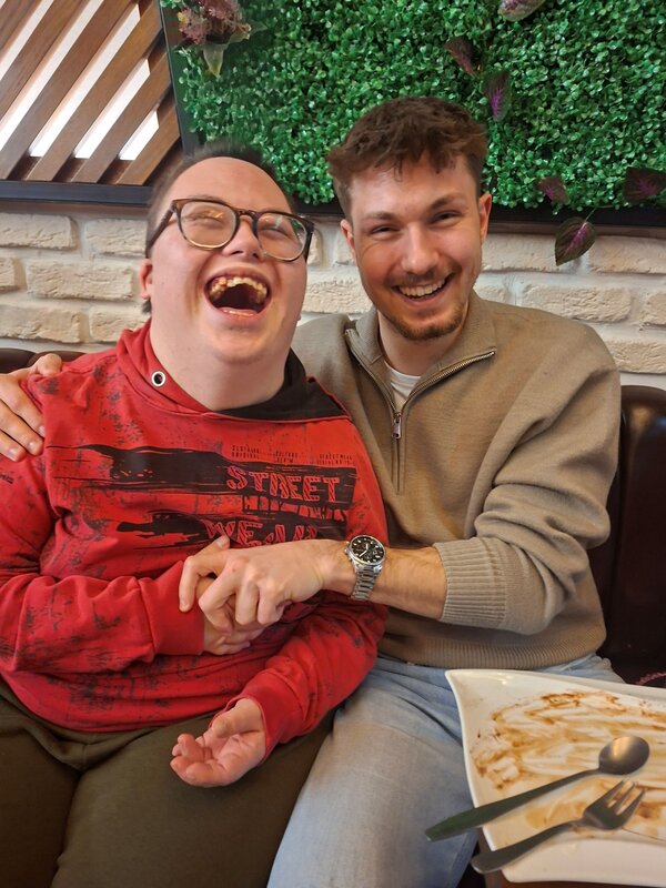 Maximilian Pieringer (rechts) hat in seiner Zivildienstzeit Spaß gehabt und dabei viel über den sozialen Umgang mit Menschen mit Beeinträchtigung gelernt. Am Bild mit Bewohner Frederik Heidinger.