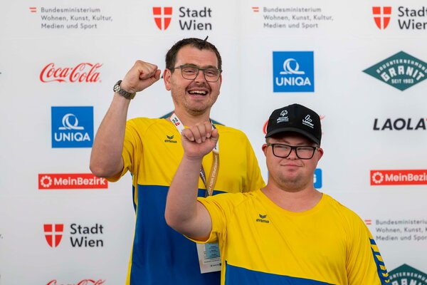 Die Boccia-Sportler der Lebenshilfe-Werkstätte Freistadt Erik Schirmer und Jakob Kreindl freuen sich über die Goldmedaille im Doppel (Bildhinweis: GEPA pictures / Avni Retkoceri).