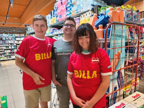 Ralph Spießberger, Ömer Güzel und Romana Mahrhauser (v. l. n. r.) sind im Rahmen der Integrativen Beschäftigung in der BILLA-Filiale in Scharnstein tätig.