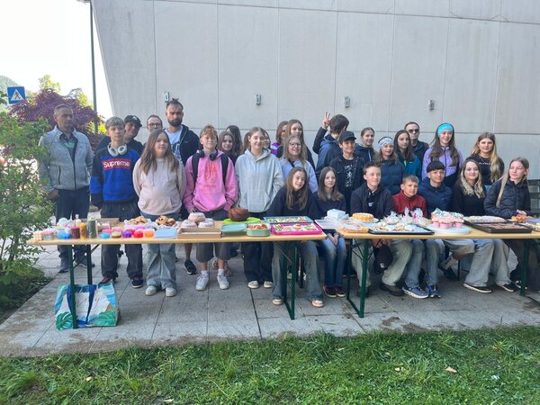 Sch&uuml;ler: innen des Gymnasiums Bad Ischl sammeln mit 
Kuchenverkauf f&uuml;r die Lebenshilfe O&Ouml;