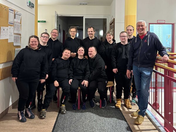 Freude über die großzügige Spende der Firma HeartBeat Firma HeartBeat unterstützt Lebenshilfe-Schwimmgruppe in Vöcklamarkt